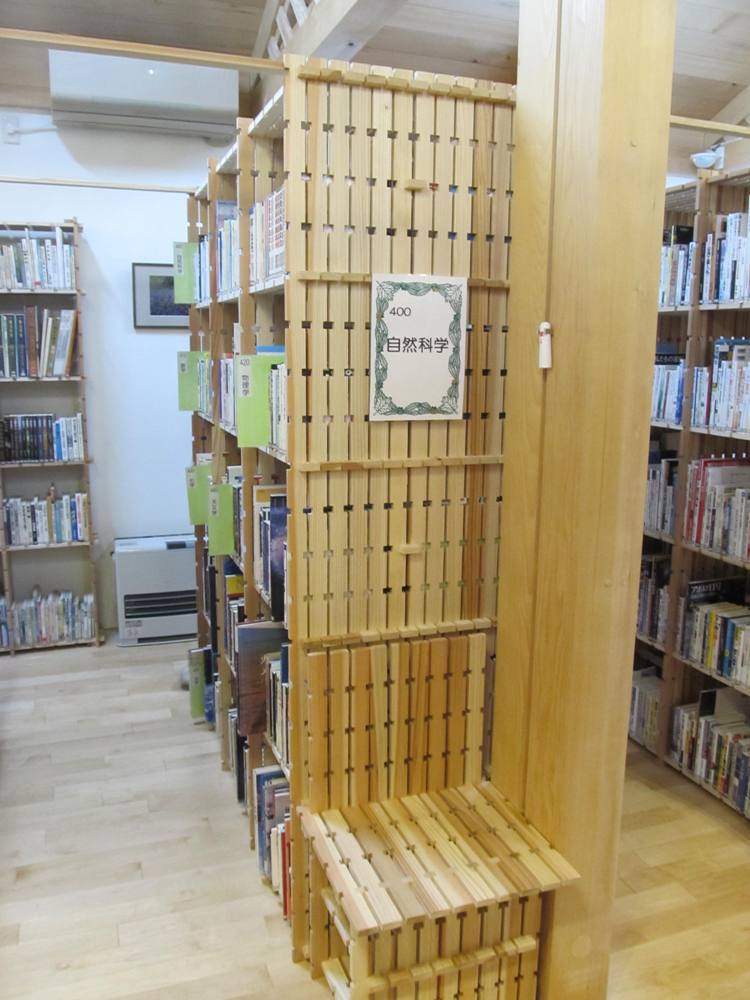 名取市図書館の書架