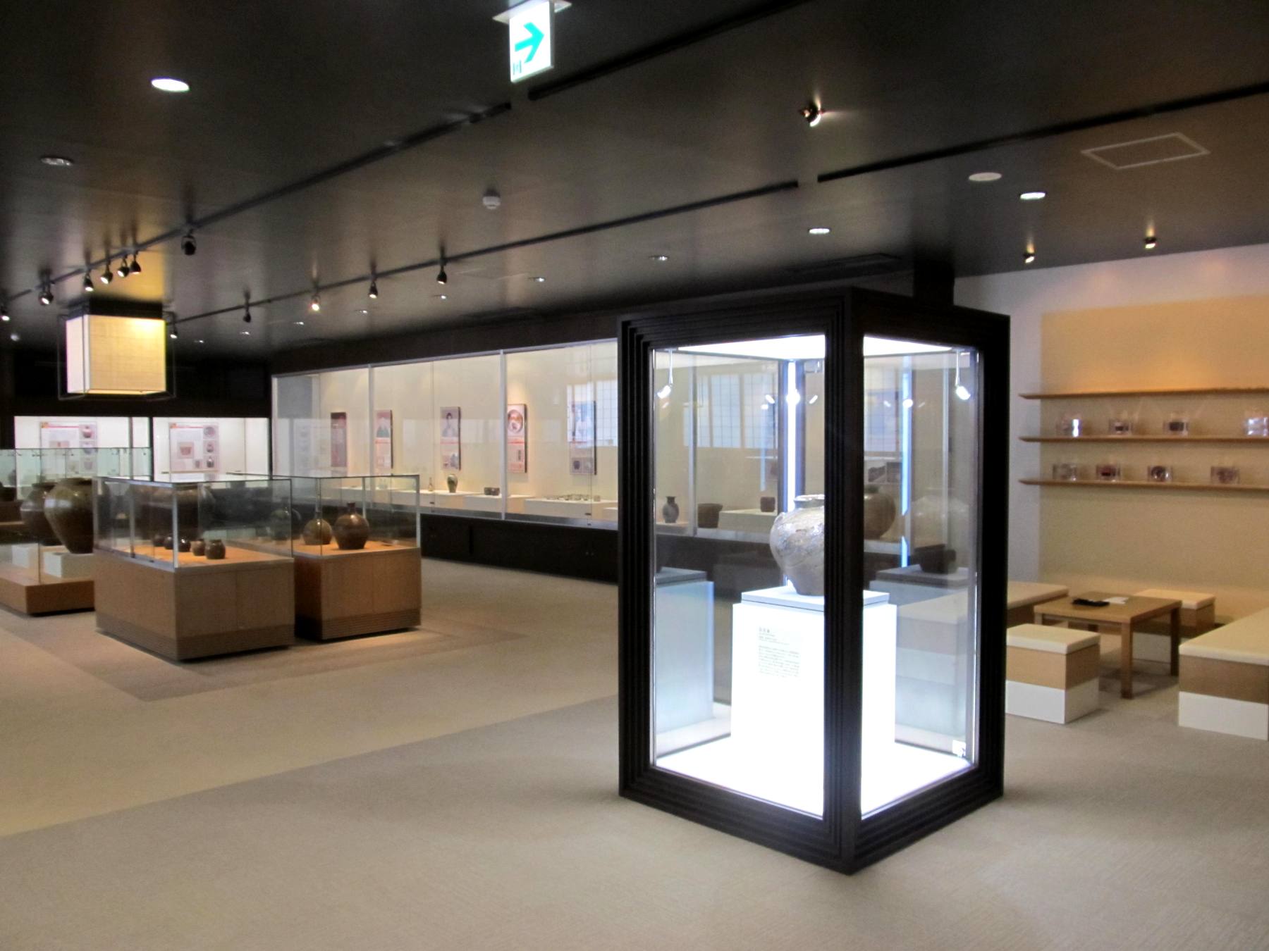 福井県陶芸館の展示室