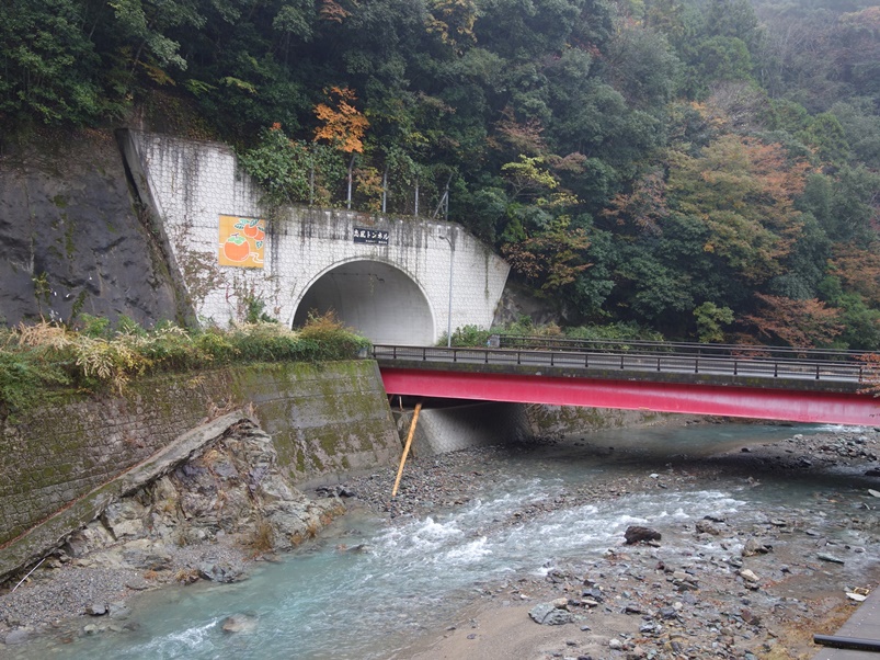 福寿荘から丹生川と恋風トンネル