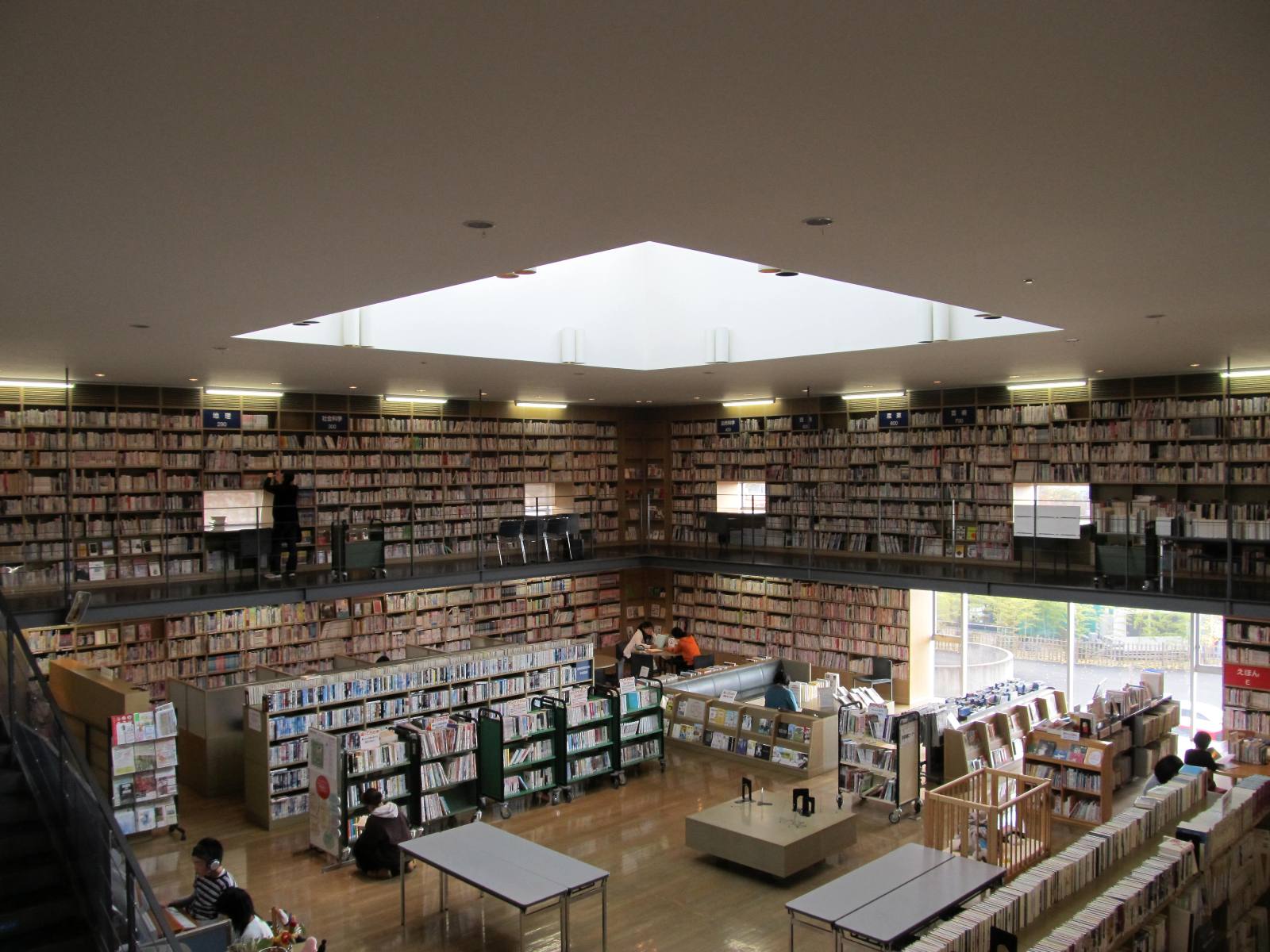 奈義町立図書館