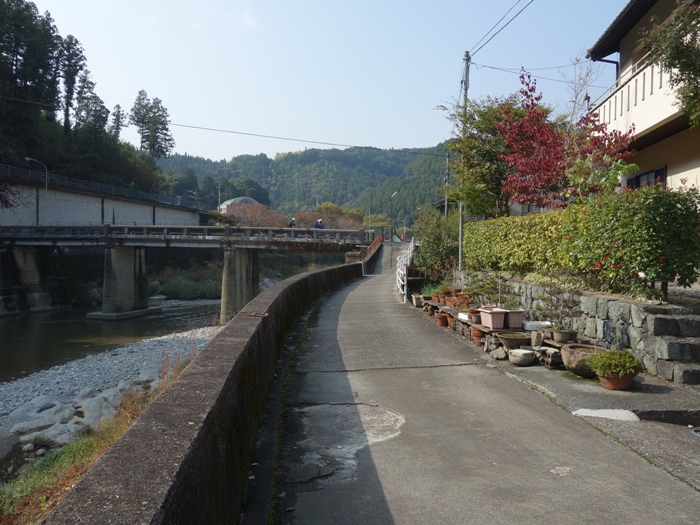 大江健三郎の生家の裏の川