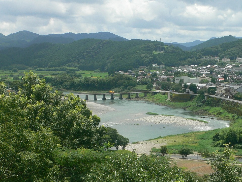 越知町立横倉山自然の森博物館から仁淀川と沈下橋