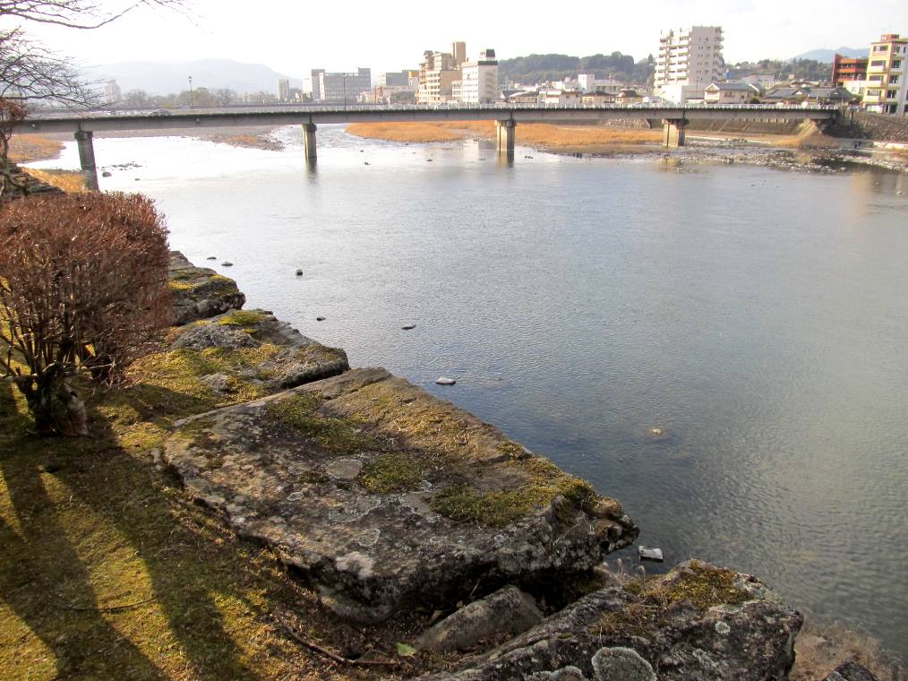 水ノ手門跡から球磨川下流の眺め