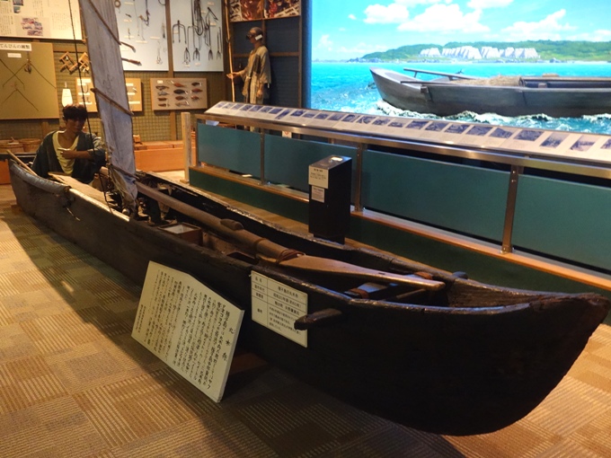 鉄砲館の丸木舟の展示