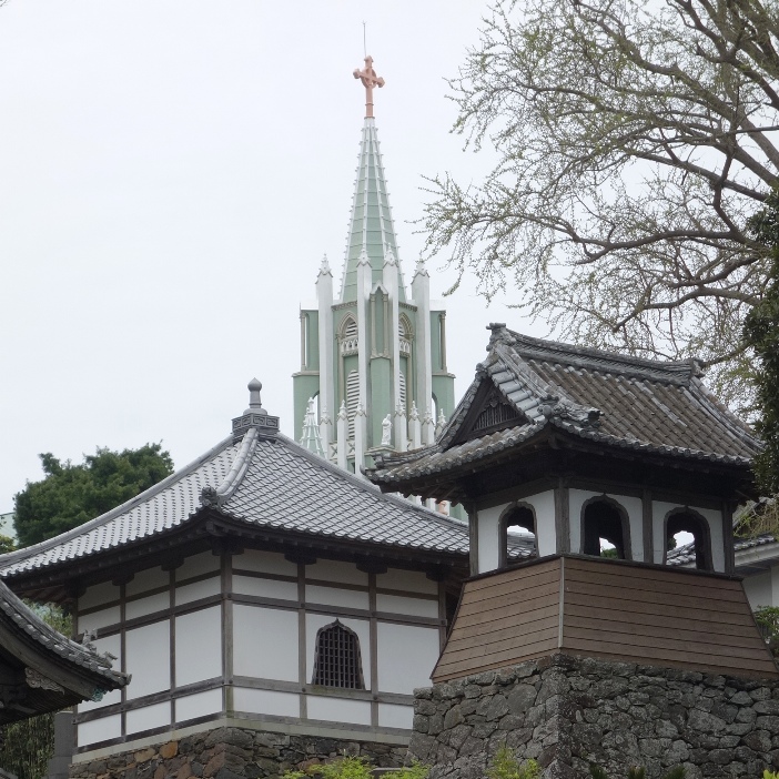 寺院と教会の見える風景