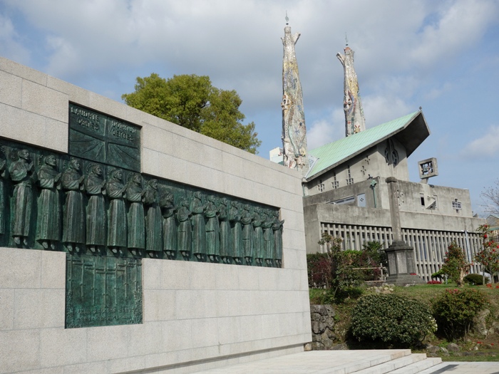 日本二十六聖人記念聖堂と　舟越保武による記念碑
