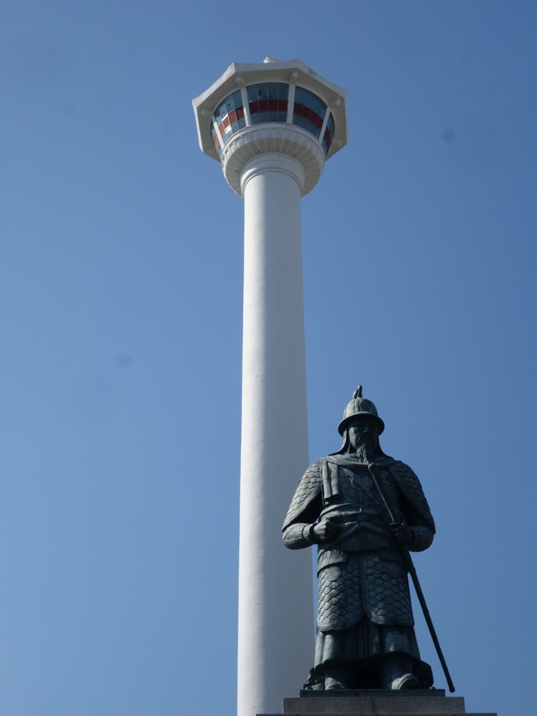 釜山タワーと李舜臣像